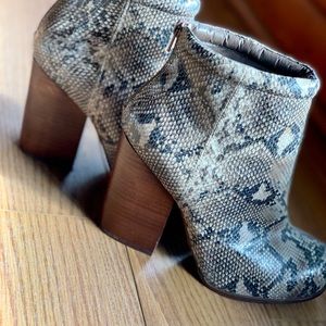 COPY - Aldo booties . Women’s US 38 . Snake skin print.